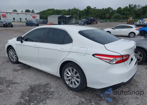 2018 Toyota Camry Le из США, поврежденный, VIN 4T1B11HK3JU017687